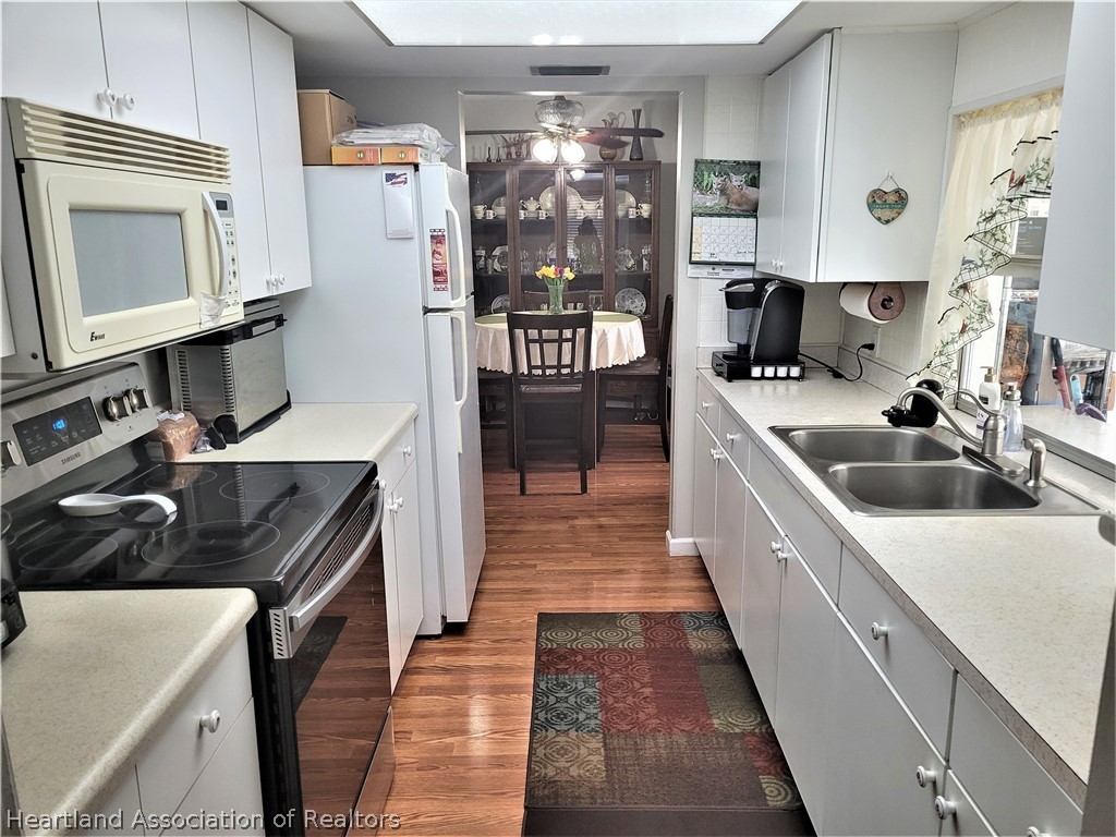 641 South Lakeview Road Lake Placid, FL 33852 - Photo 3 of 15 a kitchen with a sink stove and refrigerator