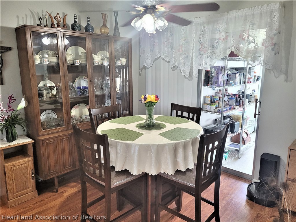 641 South Lakeview Road Lake Placid, FL 33852 - Photo 4 of 15 a dining room with furniture and chandelier