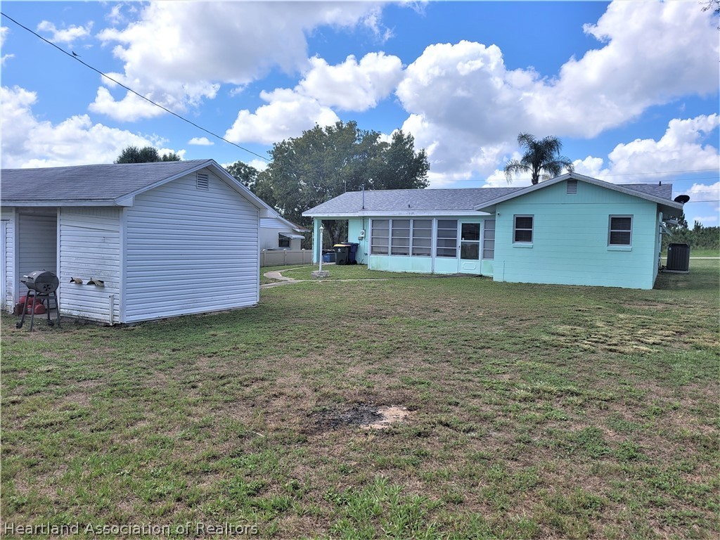 641 South Lakeview Road Lake Placid, FL 33852 - Photo 6 of 15 a view of a house with a garden