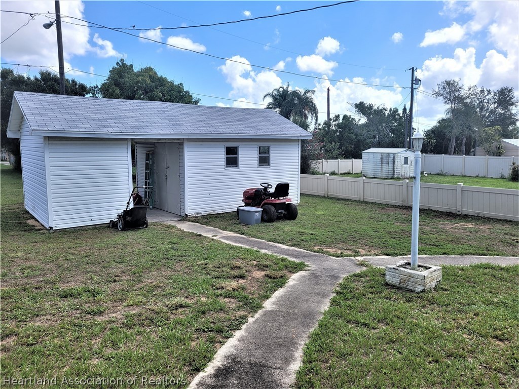 641 South Lakeview Road Lake Placid, FL 33852 - Photo 9 of 15 a front view of a house with garden