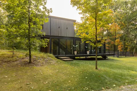 $795,000 | 283 Willow Glen Road, Red Hook, NY 12571