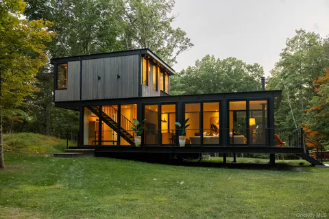 $795,000 | 283 Willow Glen Road, Red Hook, NY 12571