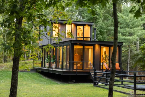 $795,000 | 283 Willow Glen Road, Red Hook, NY 12571