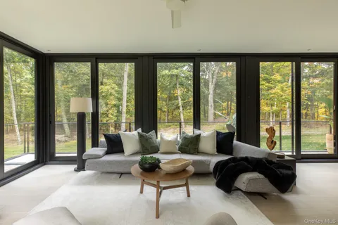 $795,000 | 283 Willow Glen Road, Red Hook, NY 12571