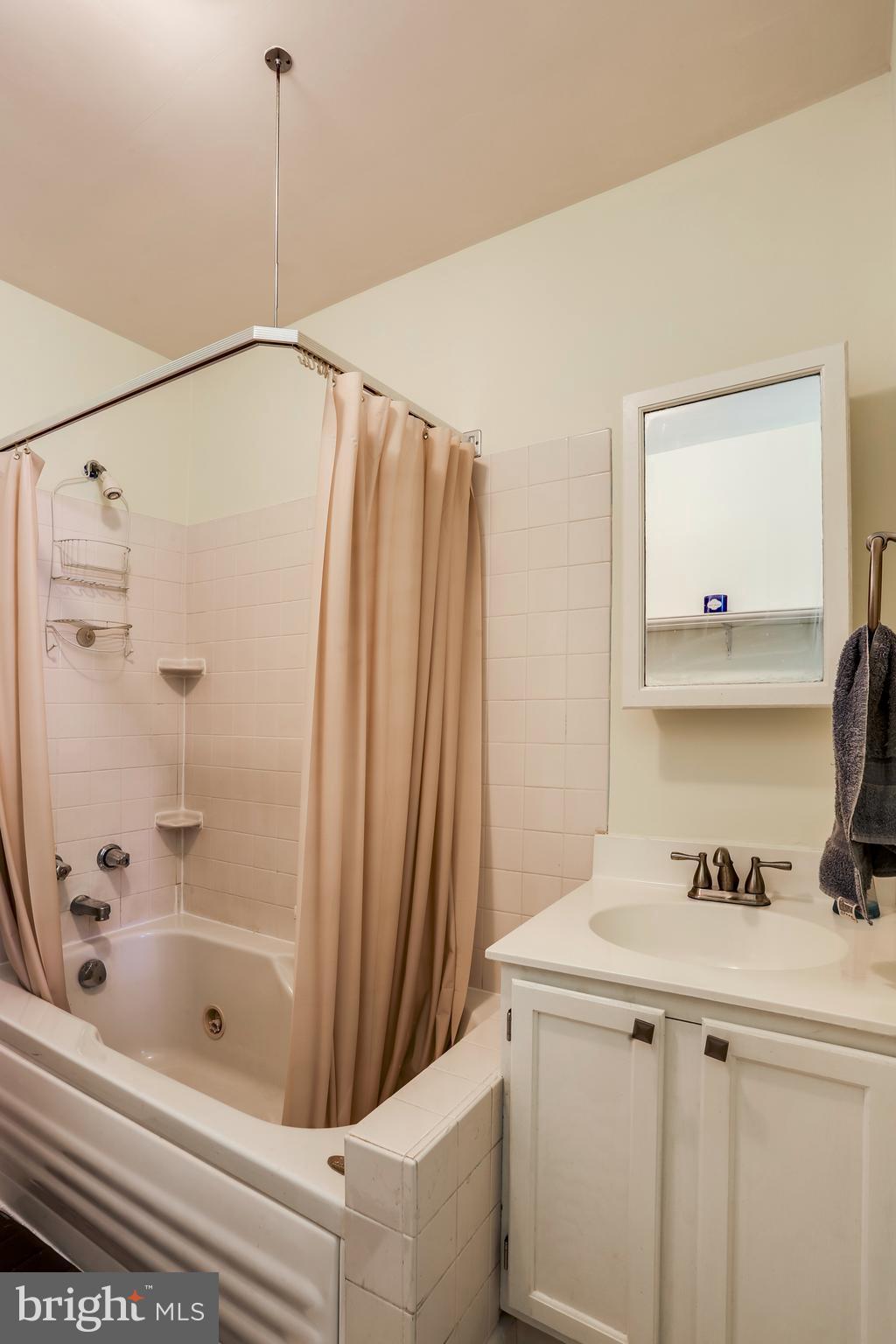 5203 Falls Road, Unit 16A Baltimore, MD 21210 - Photo 26 of 28 Bath