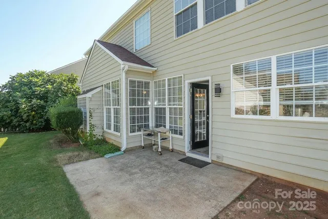 a view of a house with backyard