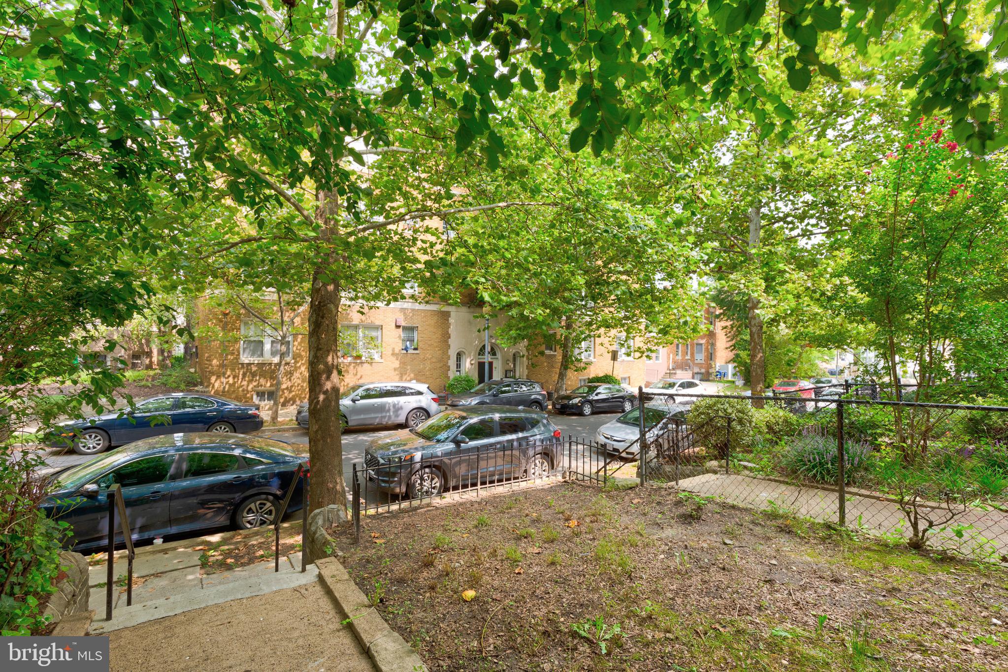 1120 Columbia Road Northwest Washington, DC 20009 - Photo 4 of 53 Front Yard