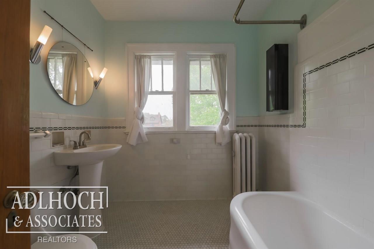 1405 Devonshire Road Grosse Pointe, MI 48230 - Photo 19 of 24 31382339-18.JPG