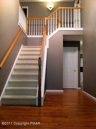 208 Pin Oak Road Stroudsburg, PA 18360 - Photo 5 of 33 C:\fakepath\5 Foyer