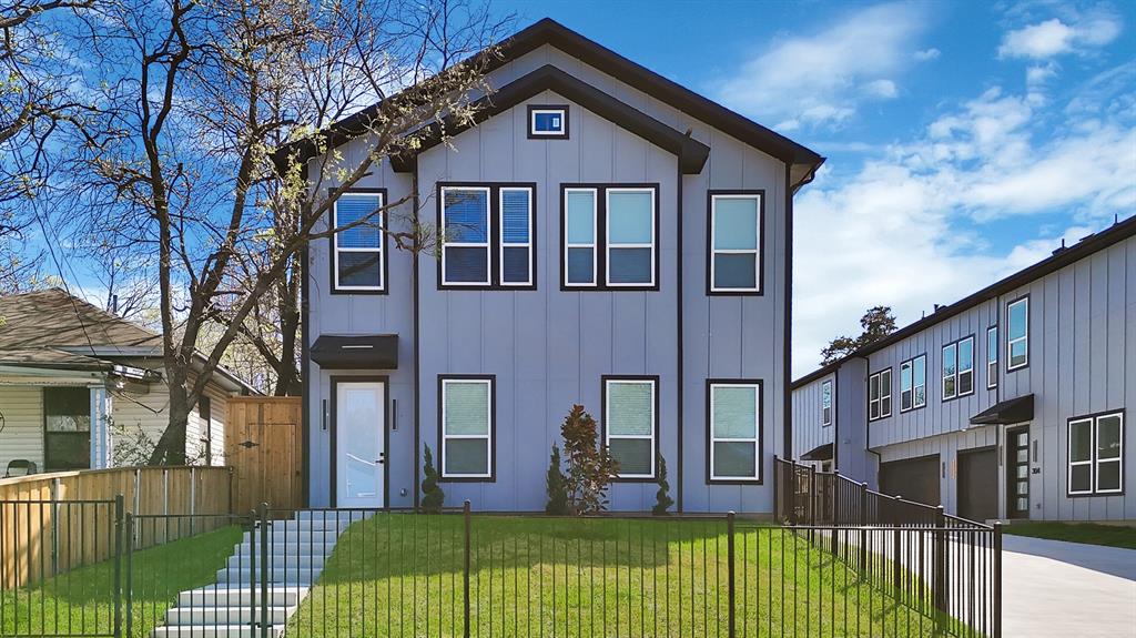 308 East 7th Street Dallas, TX 75203 - Photo 2 of 33 a front view of a house with a yard