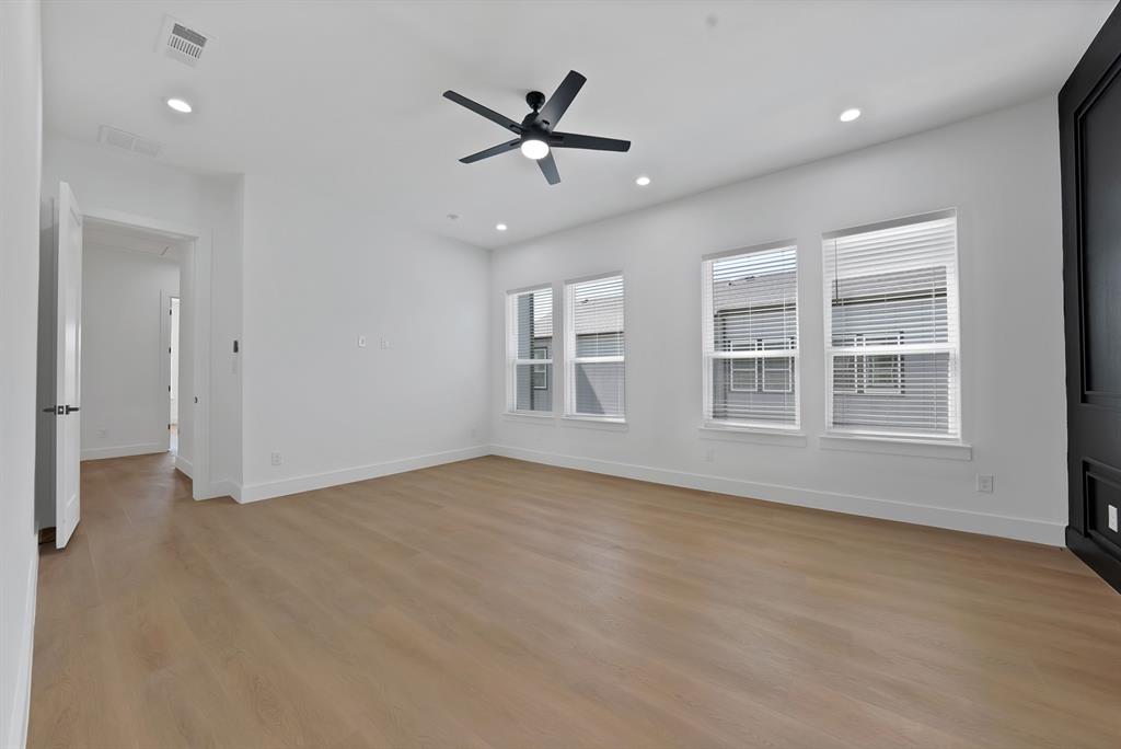308 East 7th Street Dallas, TX 75203 - Photo 29 of 33 a view of an empty room with a window