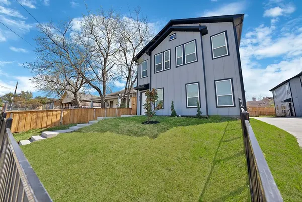 a view of house with yard
