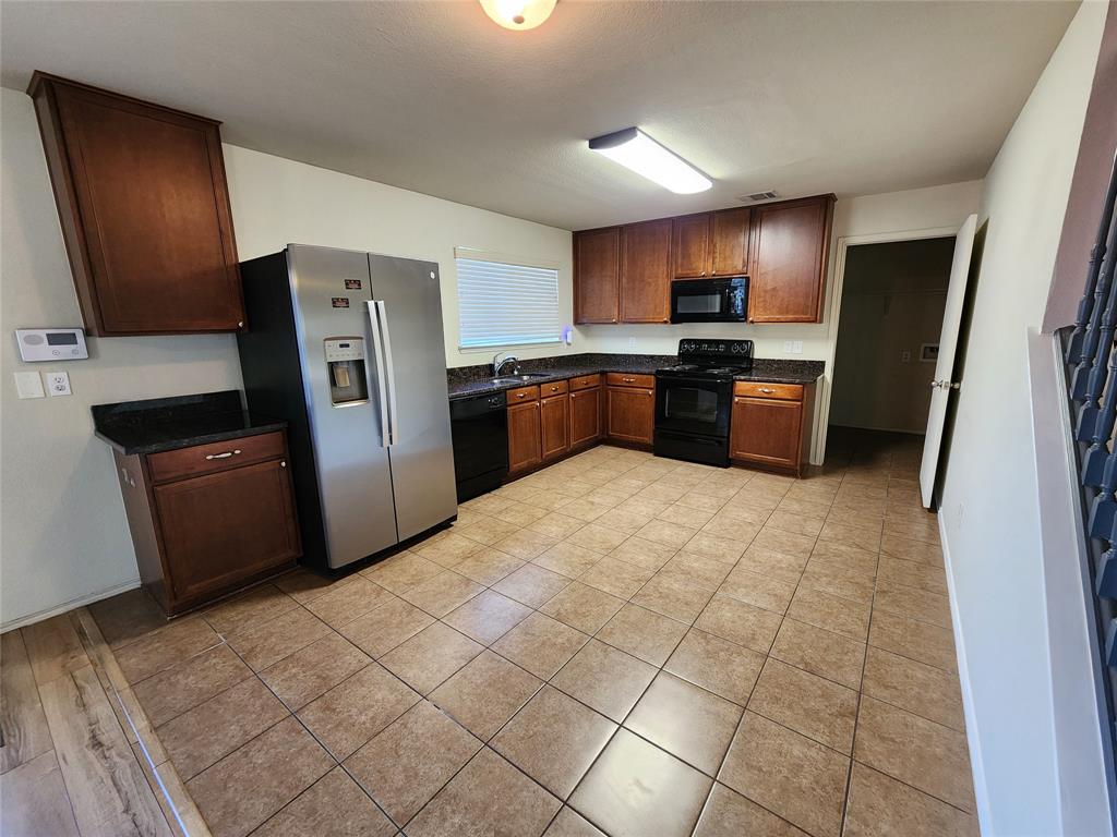 5709 Valley Stream Way Fort Worth, TX 76244 - Photo 10 of 32