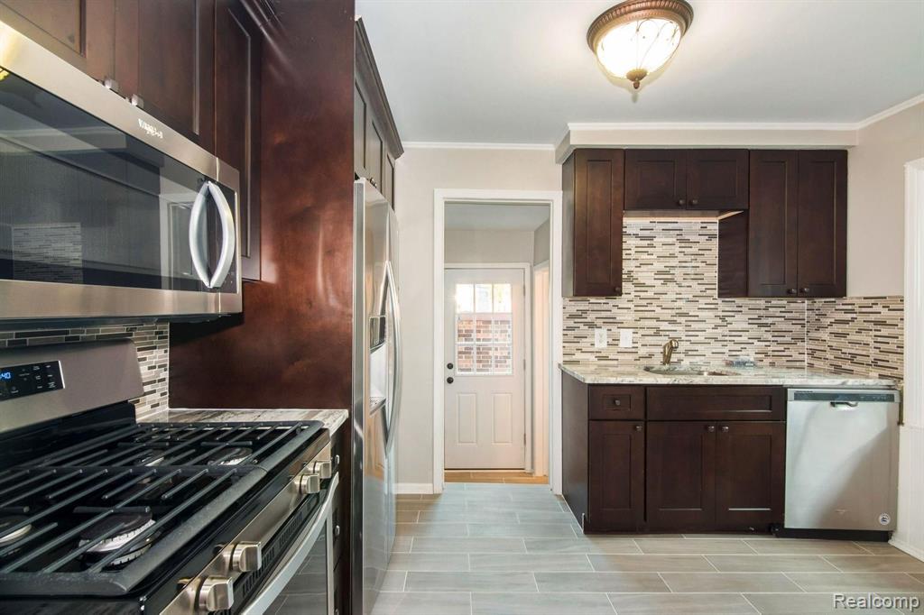 1583 Bournemouth Road Grosse Pointe Woods, MI 48236 - Photo 5 of 13