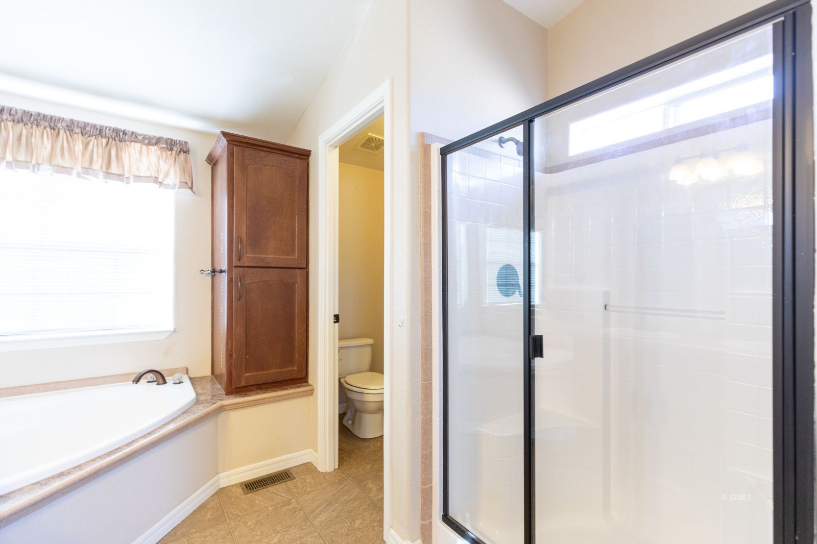 957 East Springer Avenue Ridgecrest, CA 93555 - Photo 23 of 31 a bathroom with a tub shower and sink