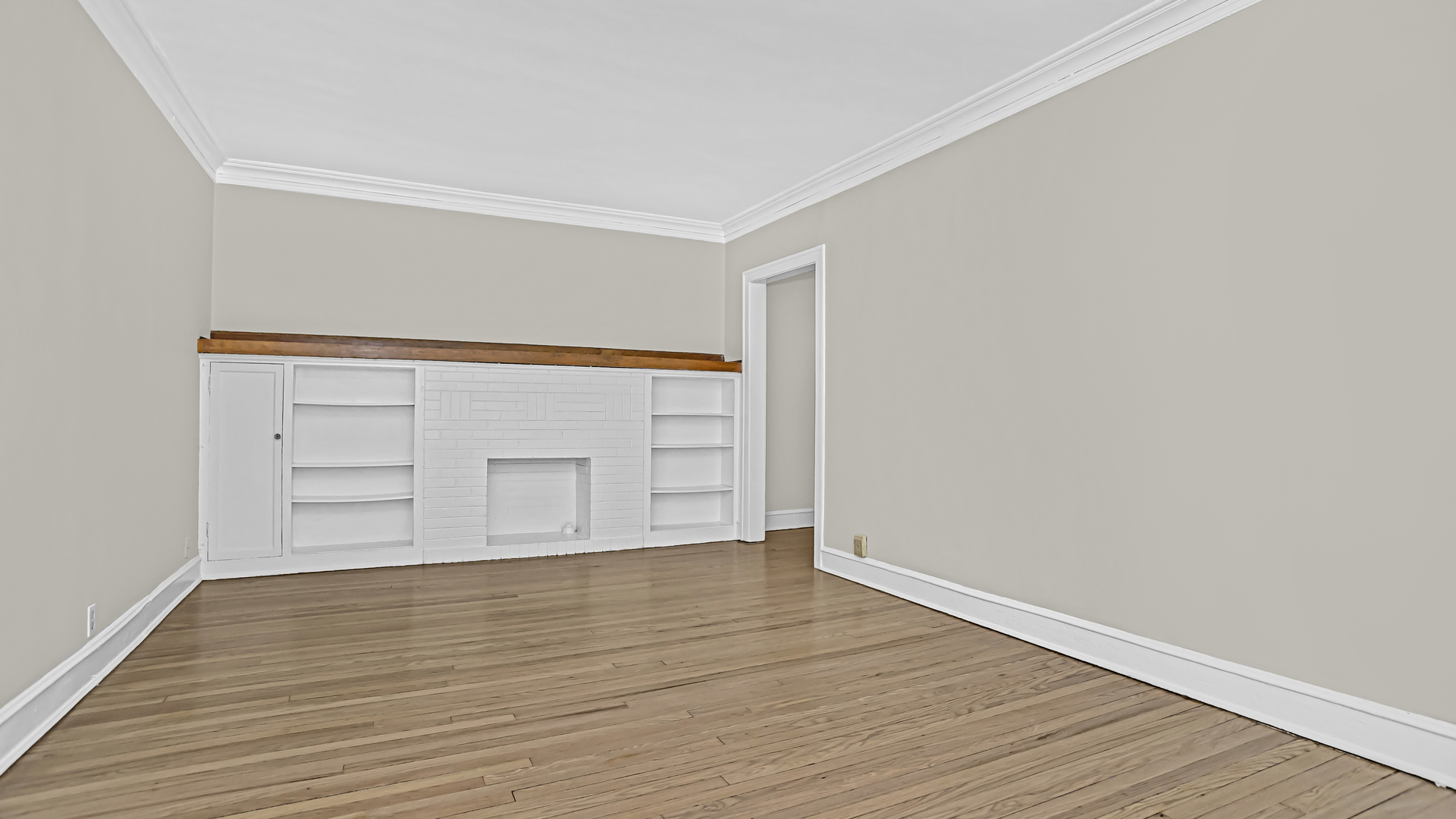 532 Sheridan Road, Unit 2B Evanston, IL 60202 - Photo 3 of 16 an empty room with wooden floor