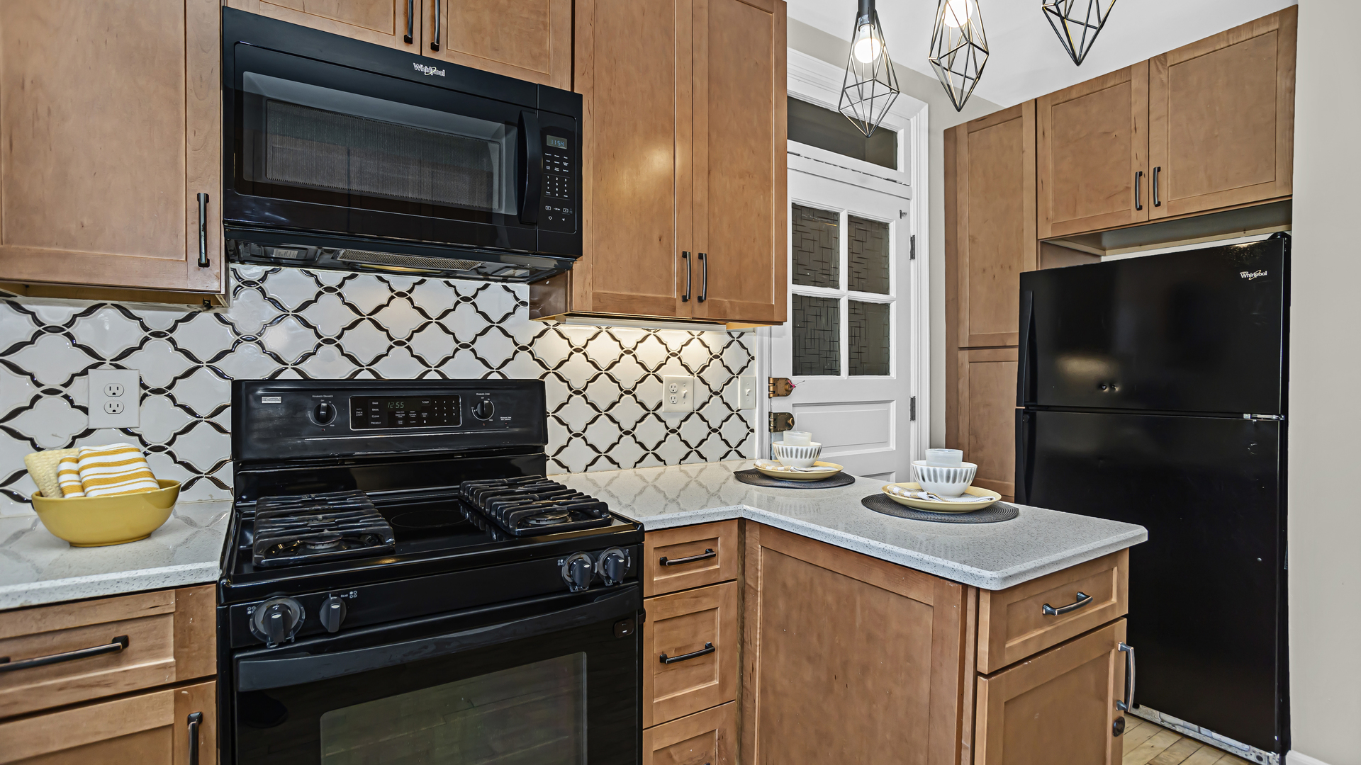 532 Sheridan Road, Unit 2B Evanston, IL 60202 - Photo 10 of 16 a kitchen with a stove and a microwave
