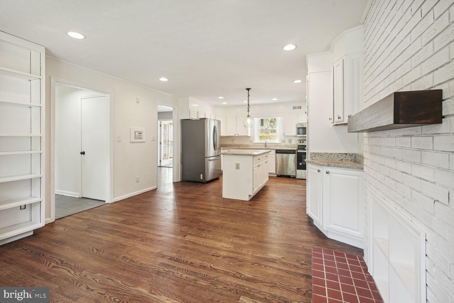 Eat-In Kitchen