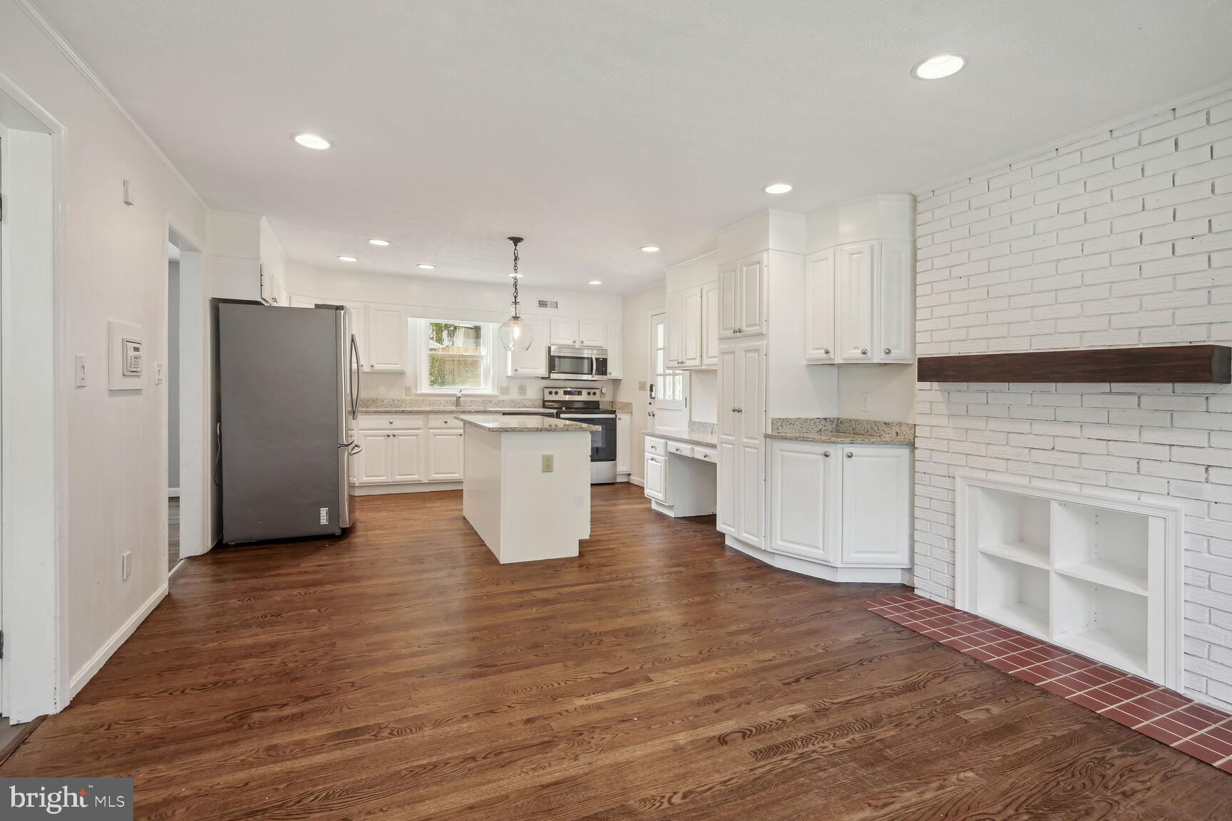 Eat-In Kitchen