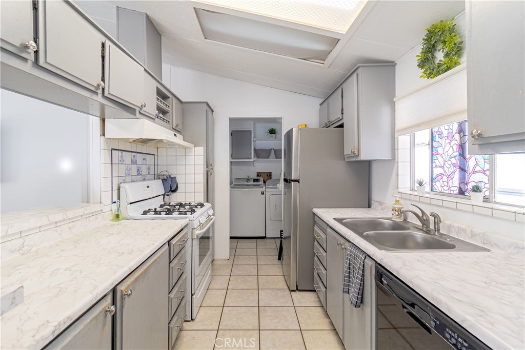 201 Rd Runner Lane Fountain Valley, CA 92708 - Photo 6 of 19