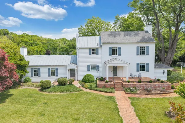 a view of a house with a backyard