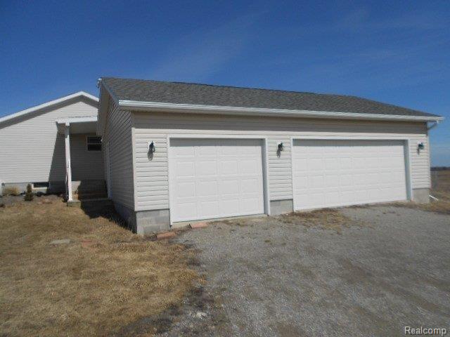 8725 Croswell Road Jeddo, MI 48032 - Photo 14 of 19 262-180522 - garage.JPG