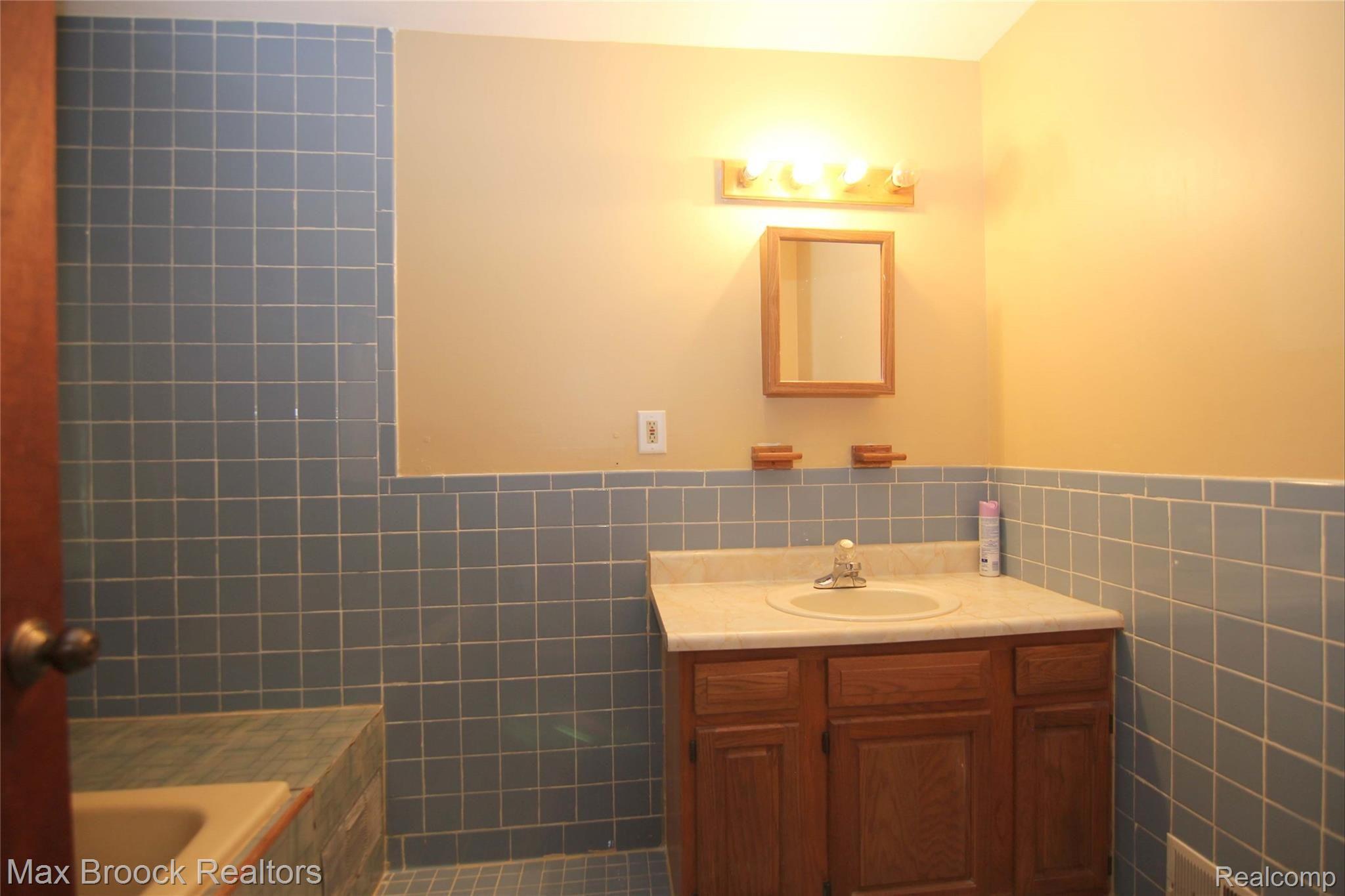 31462 Curtis Road Livonia, MI 48152 - Photo 25 of 38 Bedroom 5 On-Suite