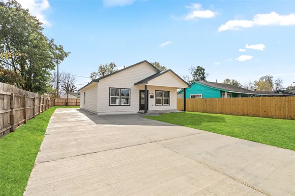 a view of outdoor space yard and front view of a house