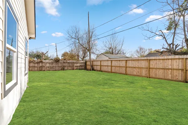 a view of backyard with pathway