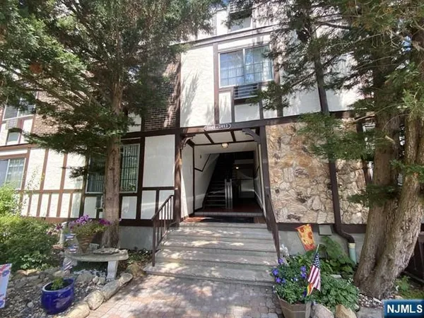 $2,300 | 2002 Hawthorne Lane, Mahwah, NJ 07430