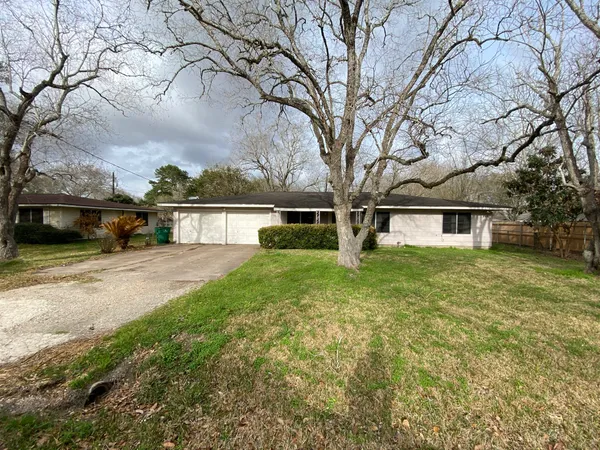 $1,300 | 802 Mable Street, El Campo, TX 77437