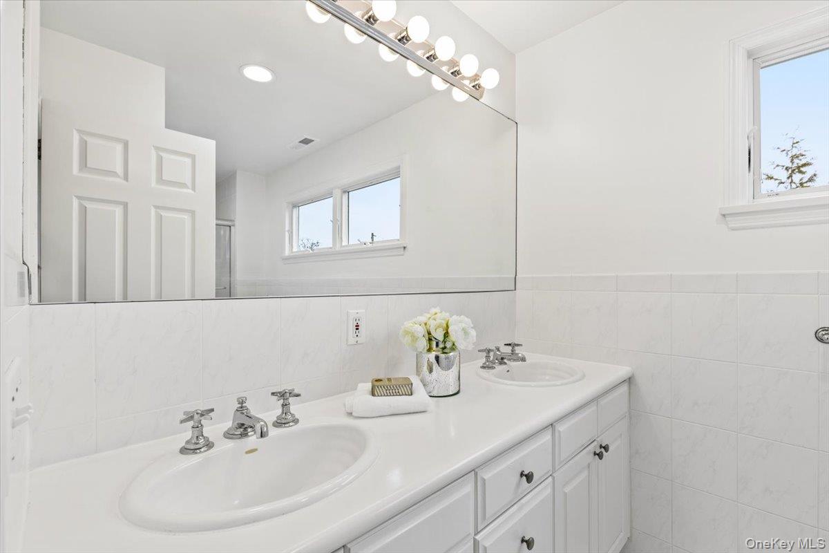 76 Davis Avenue Rye, NY 10580 - Photo 22 of 39 Serene bathroom w/ dual vanity and ample space