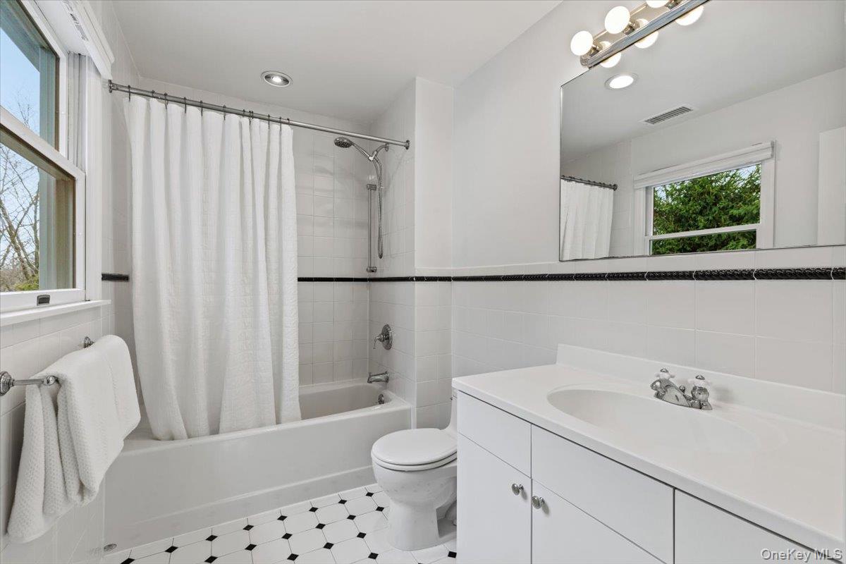 76 Davis Avenue Rye, NY 10580 - Photo 26 of 39 Second floor hall bath
