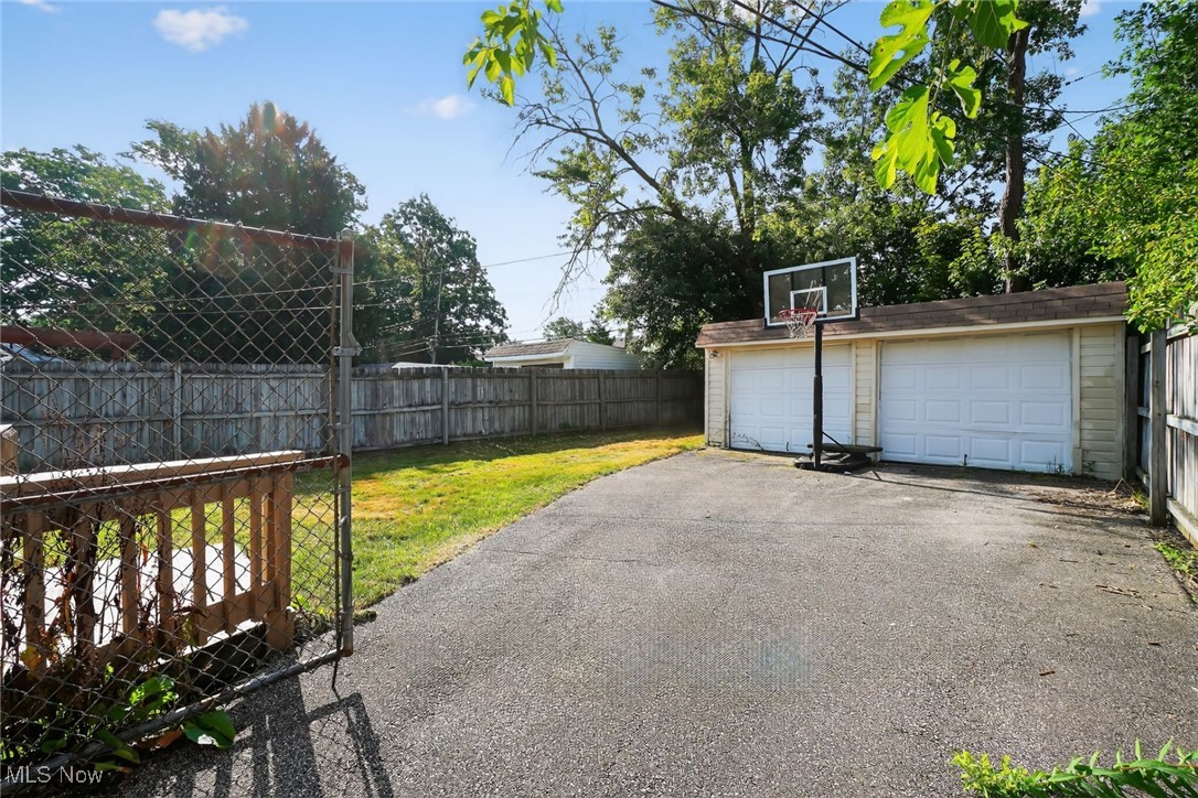 4194 Stilmore Road Cleveland, OH 44121 - Photo 8 of 34