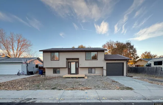 $188,000 | 501 Peak Drive, Riverton, WY 82501