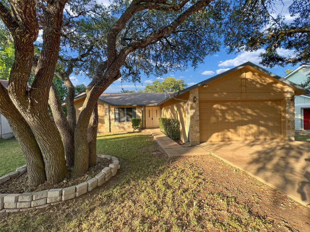 a view of a house with a yard