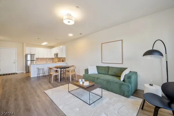 $2,400 | 377 Summerhill Road, Unit JUNR, East Brunswick, NJ 08816