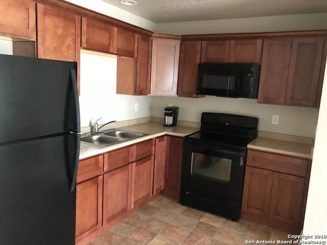 $1,050 | 112 Lone Oak, Unit B102, Floresville, TX 78114