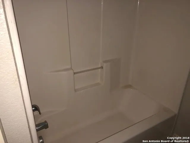 $1,050 | 112 Lone Oak, Unit B102, Floresville, TX 78114