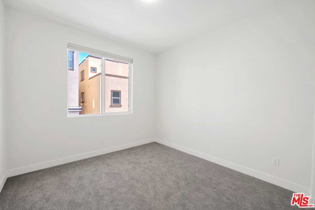 659 Daniel Freeman Circle Inglewood, CA 90301 - Photo 21 of 34 an empty room with a window