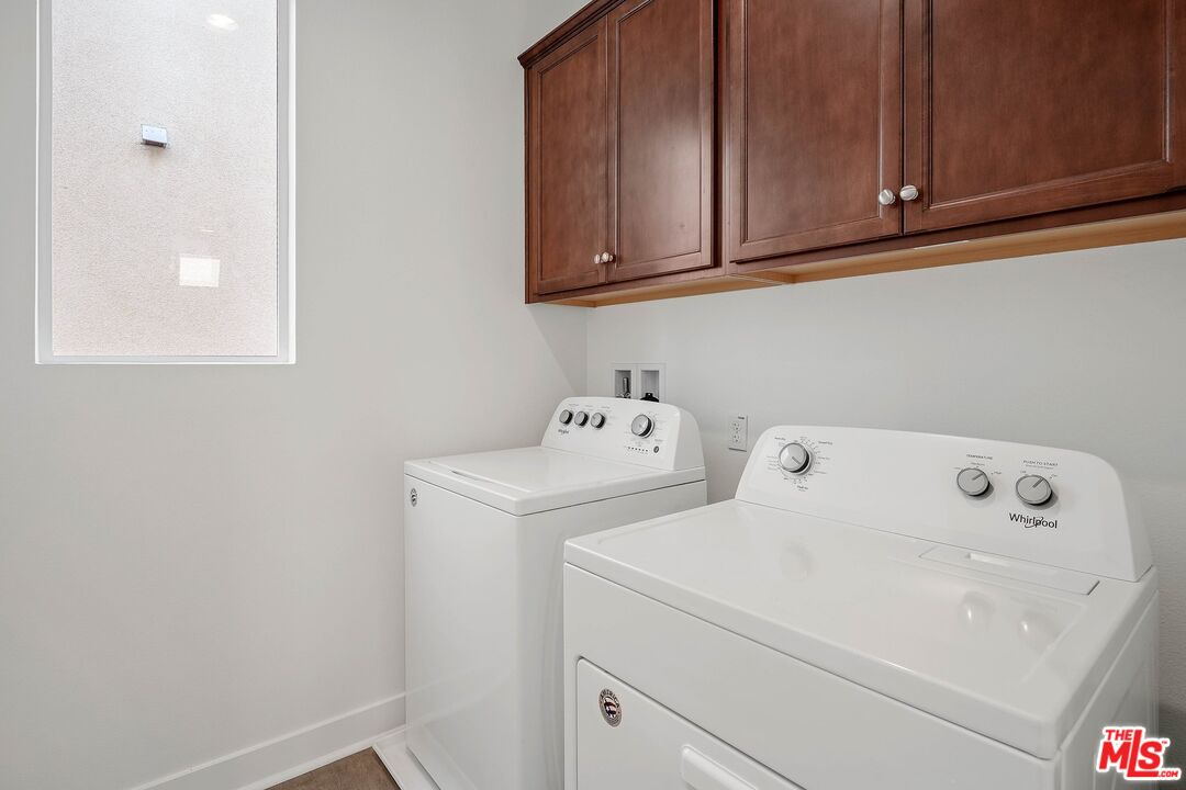 659 Daniel Freeman Circle Inglewood, CA 90301 - Photo 27 of 34 a utility room with dryer and washer