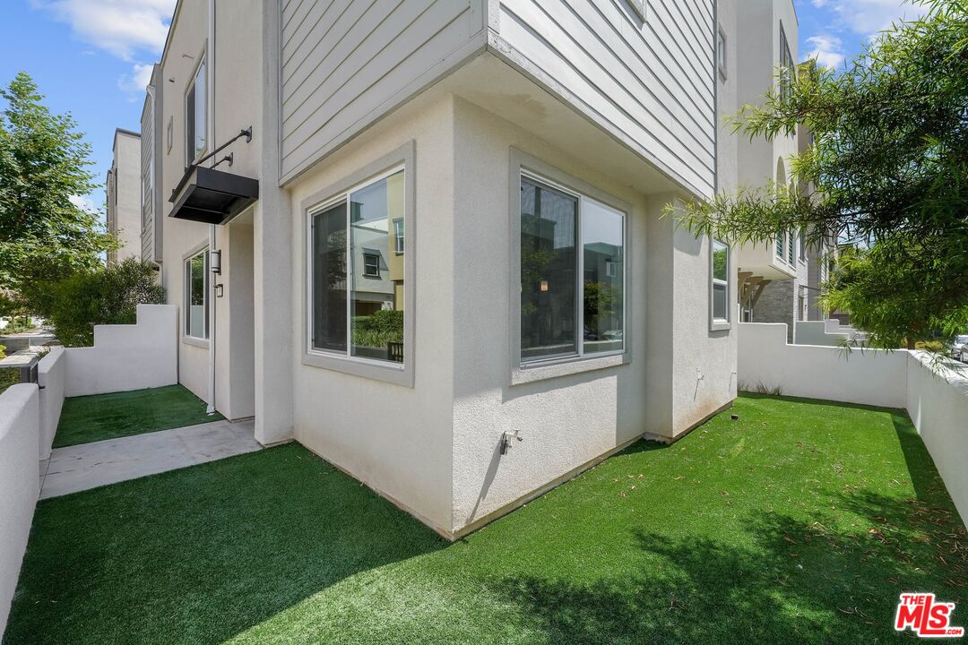 659 Daniel Freeman Circle Inglewood, CA 90301 - Photo 4 of 34 a view of white house with a yard