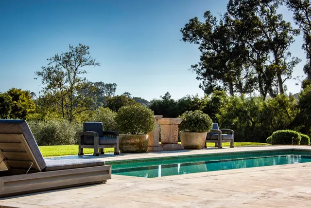 a view of a garden with houses