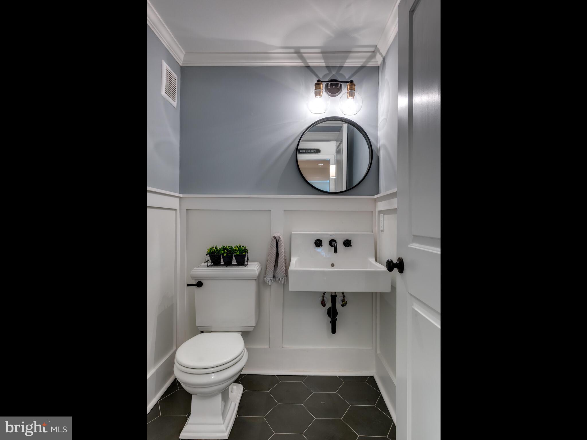157 Summit Road Malvern, PA 19355 - Photo 8 of 56 1st floor powder room