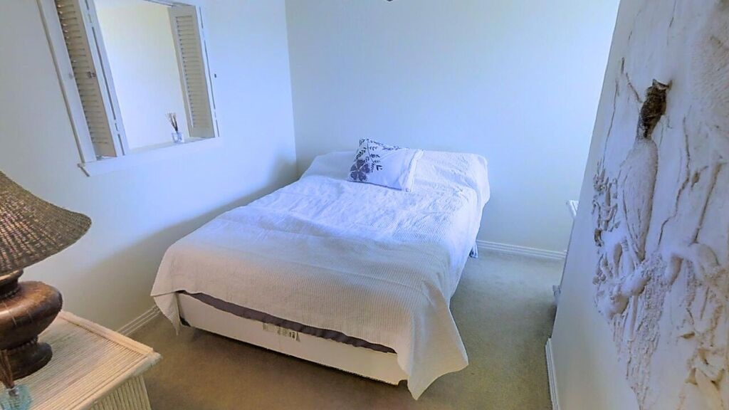 3710 Lower Honoapiilani Road, Unit F44 Lahaina, HI 96761 - Photo 5 of 17 a bedroom with a bed and a window