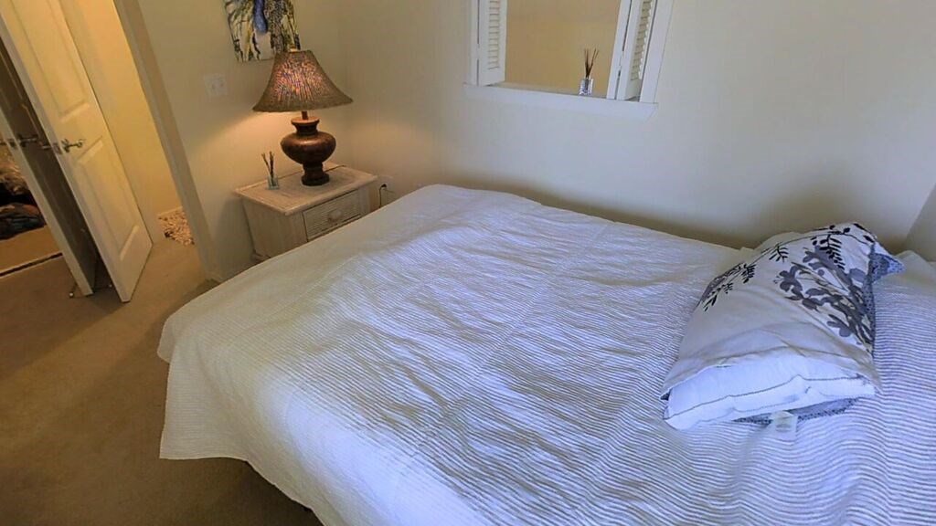 3710 Lower Honoapiilani Road, Unit F44 Lahaina, HI 96761 - Photo 6 of 17 a bedroom with a bed and a window