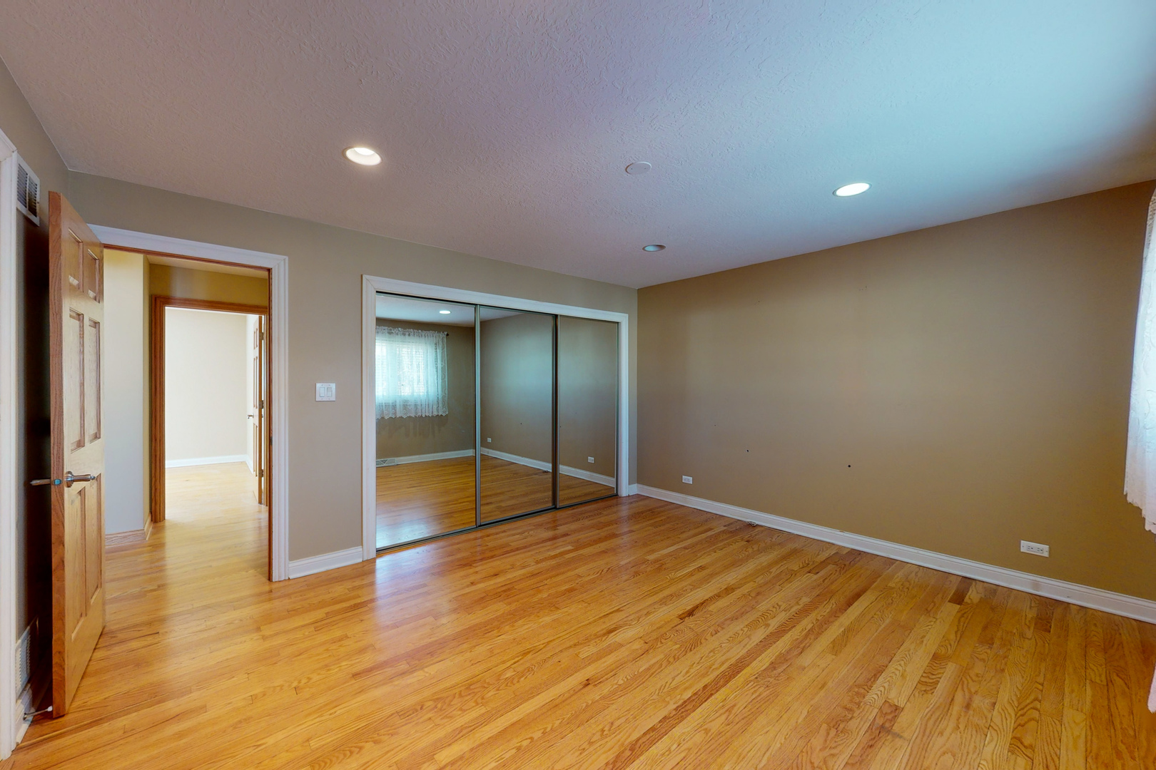 936 Surrey Road Addison, IL 60101 - Photo 11 of 26