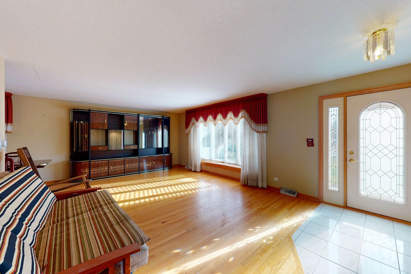 936 Surrey Road Addison, IL 60101 - Photo 3 of 26