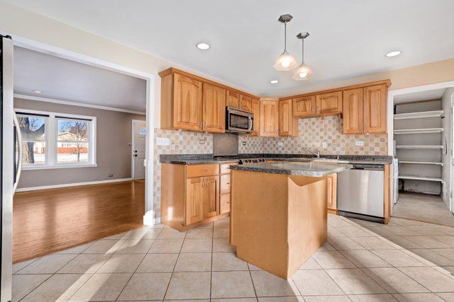307 Oakwood Road Vernon Hills, IL 60061 - Photo 10 of 28 a kitchen with stainless steel appliances granite countertop a refrigerator and a sink