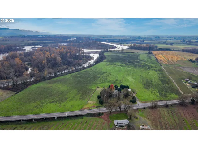 a view of a big room with a big yard